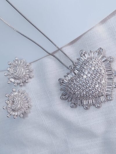 CONJUNTO COLAR E BRINCOS CORAÇÃO ZICÔNIA - BANHADO À PRATA