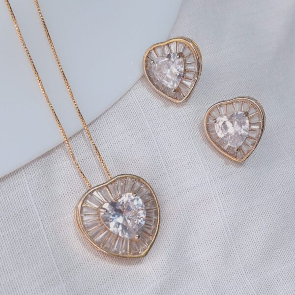 CONJUNTO COLAR E BRINCOS CORAÇÕES - BANHADO À OURO 18 K